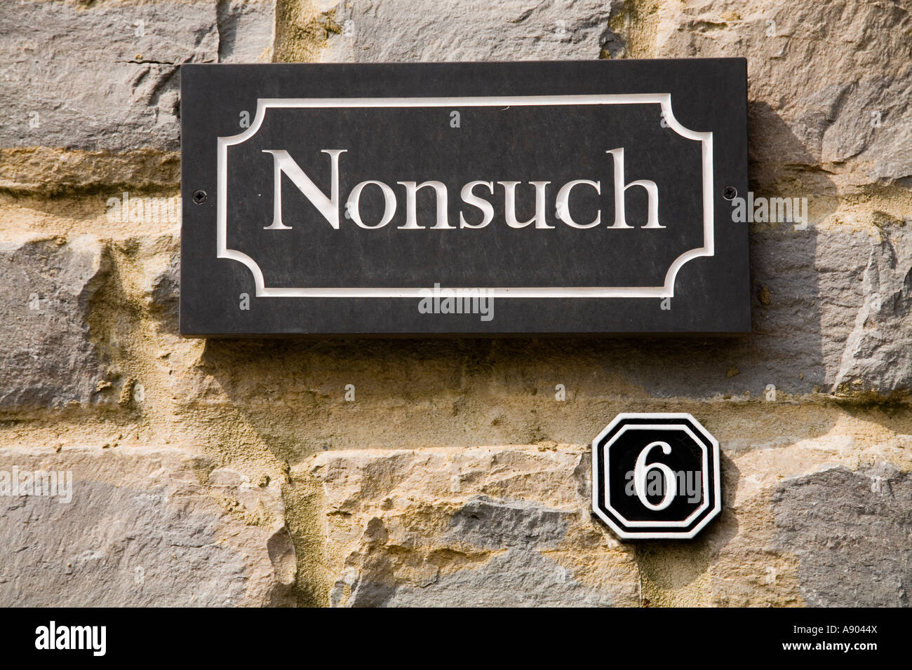 Nonsuch House street segno e numero 6 Poundbury Dorchester Dorset Regno Unito Foto Stock