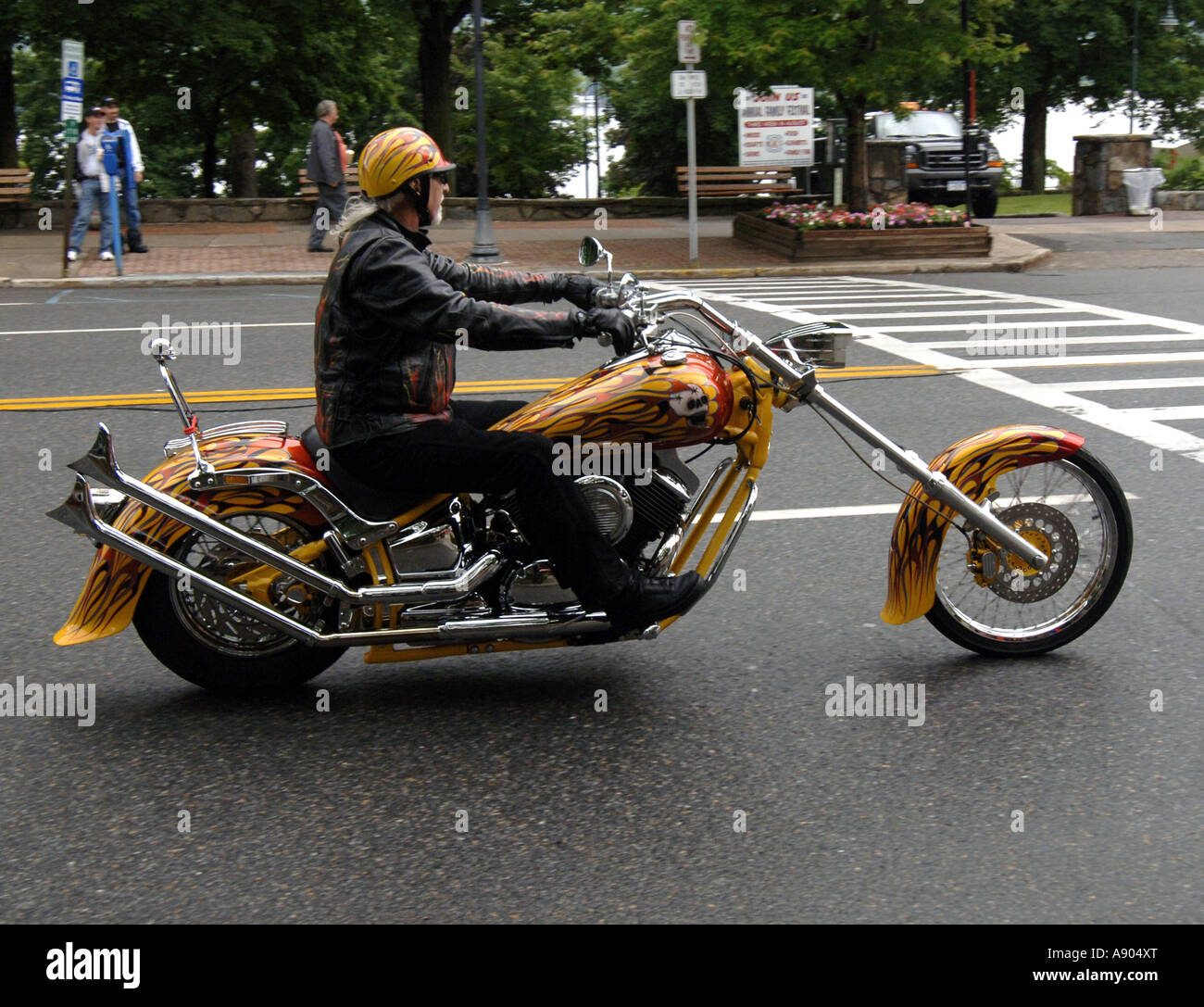 Lake George, New York. Americade Bike rally. La crociera Strada Principale su un chopper personalizzato Foto Stock