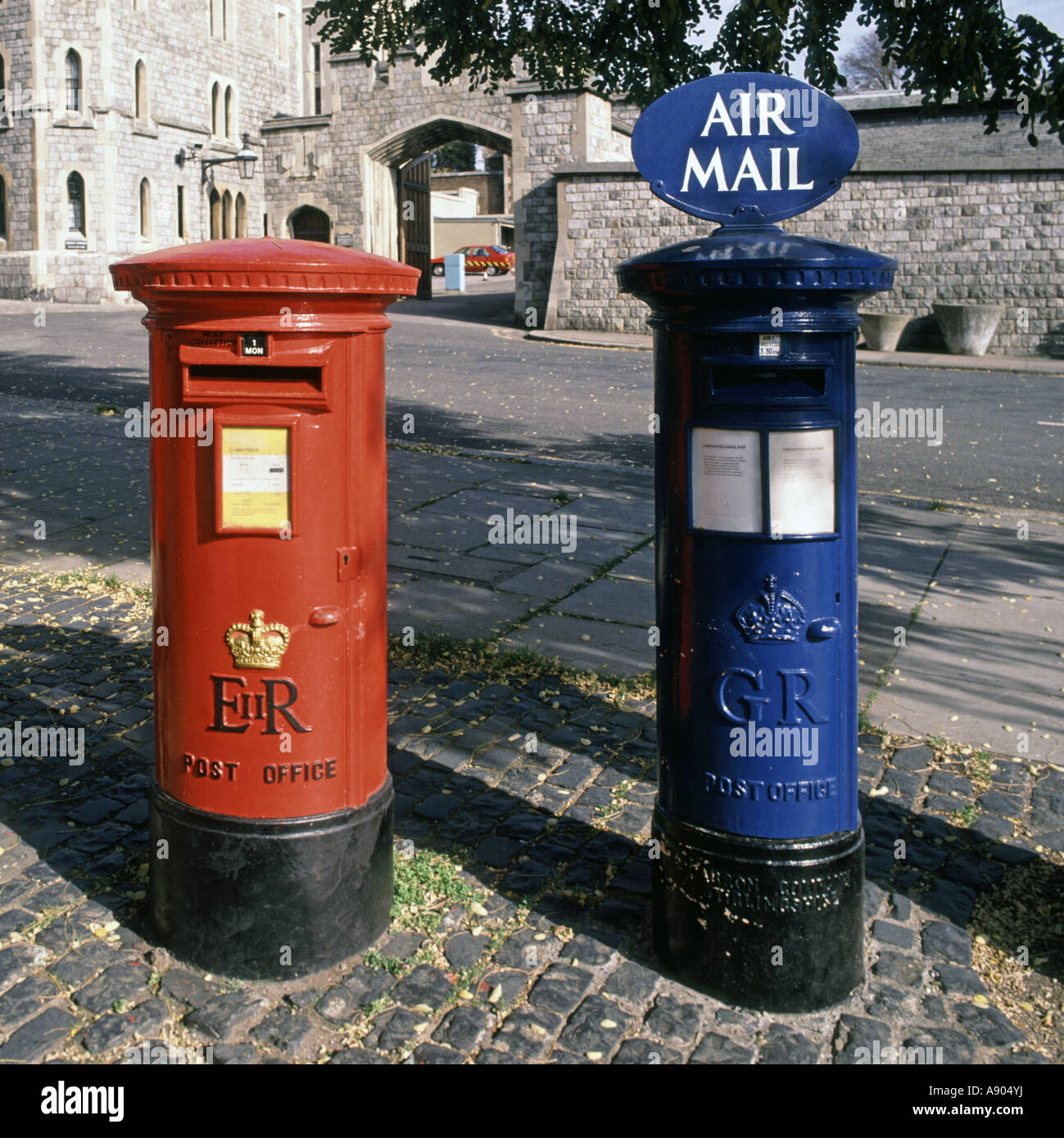 Windsor Berkshire tradizionale pilastro rosso casella blu accanto airmail post box Foto Stock