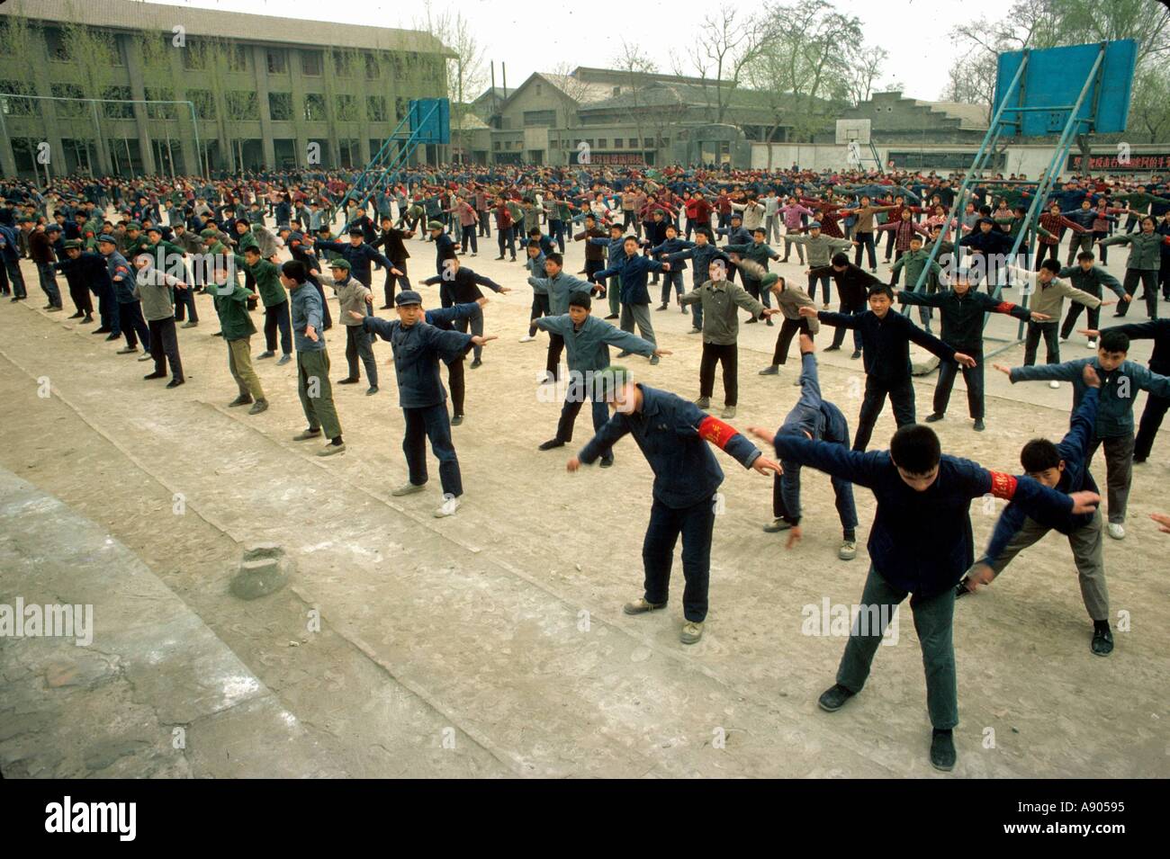 Cina durante la rivoluzione culturale la scuola media gli studenti che esercitano in esterno Foto Stock