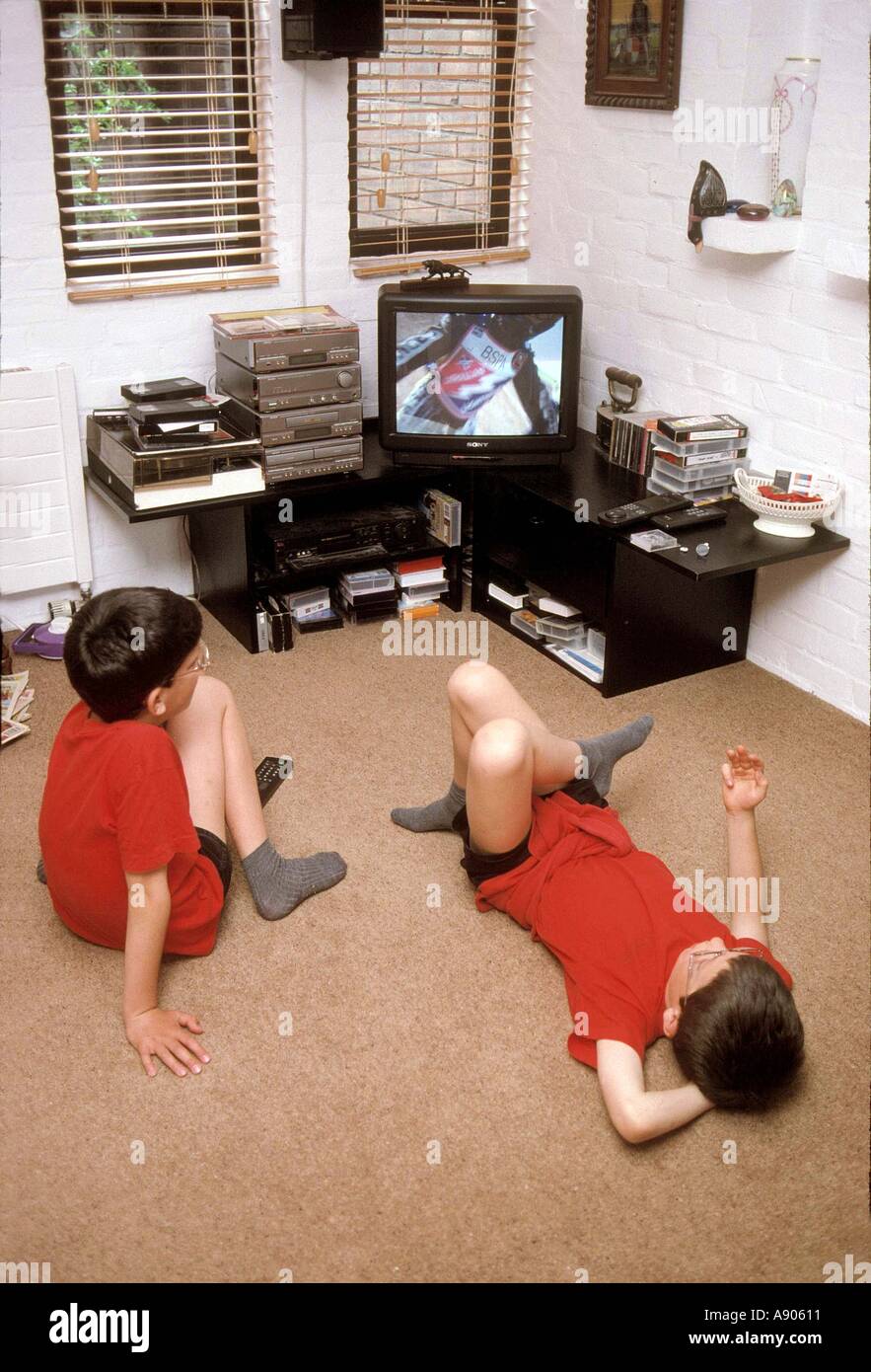 Due giovani ragazzi di guardare la televisione Foto Stock