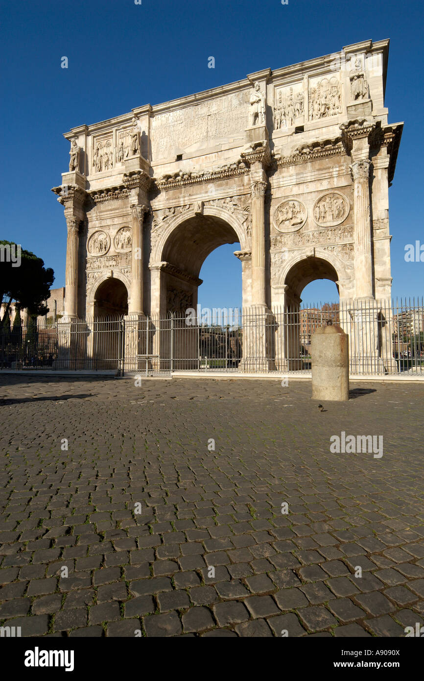 Roma Italia l'arco trionfale di Costantino su Piazza del Colosseo Foto Stock