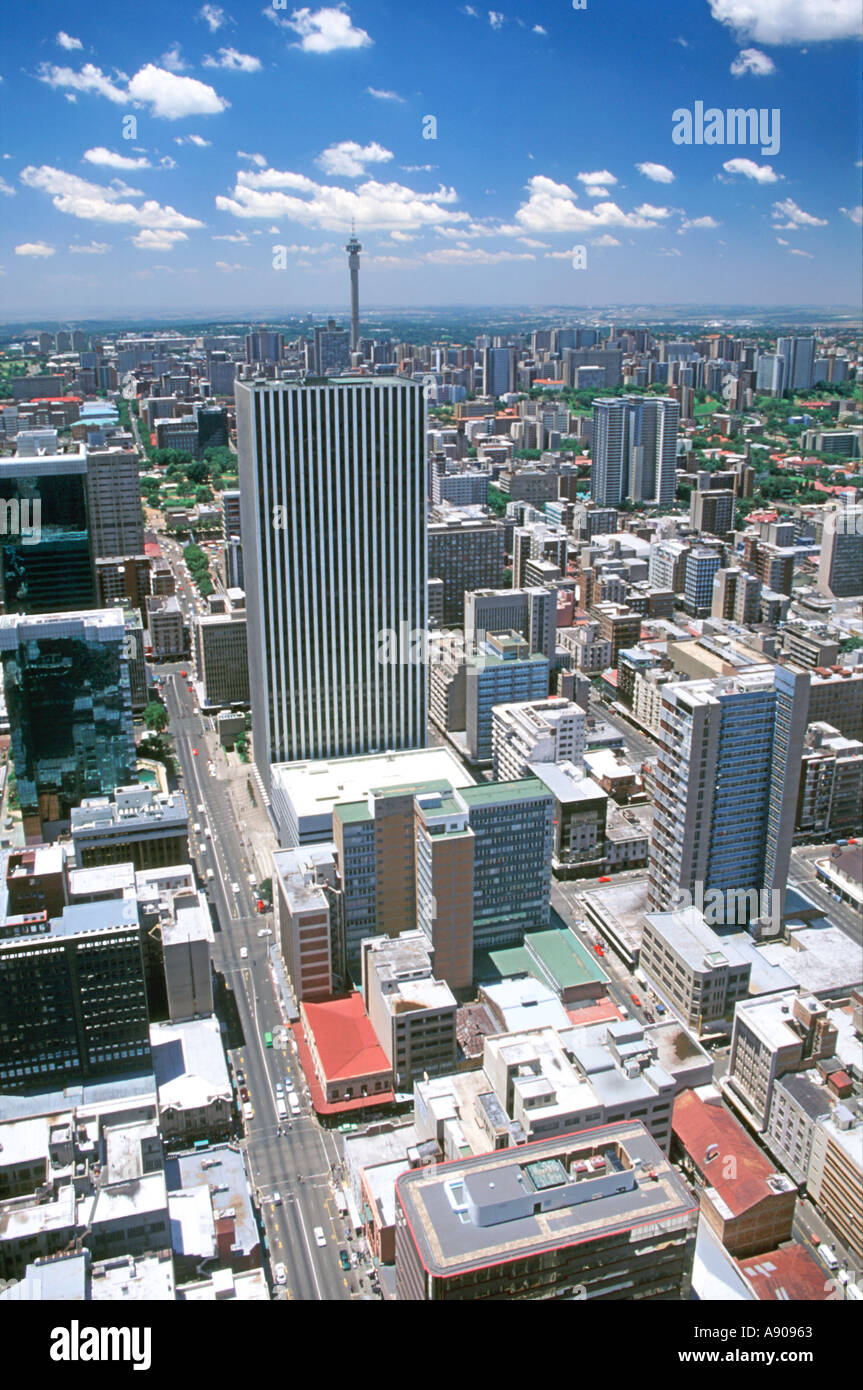 Una vista di Johannesburg e i suoi sobborghi settentrionali come visto dal piano superiore del Carlton Center. Foto Stock