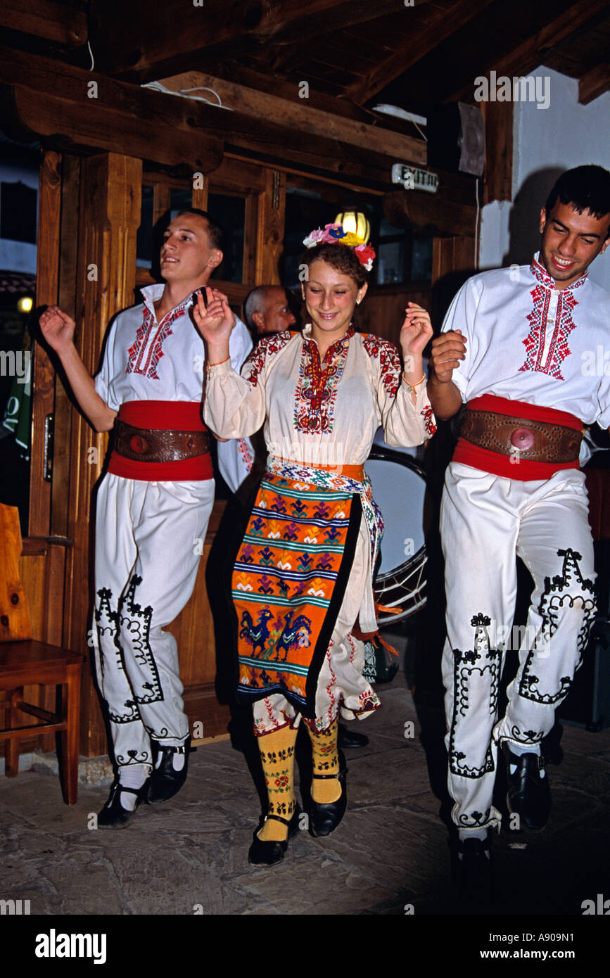 Tre danzatori in costume nazionale di danza, Arbanassi, Bulgaria Foto Stock