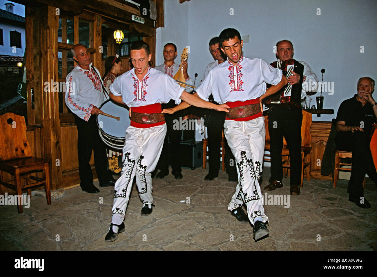 Da ballerini in costume nazionale di danza, Arbanassi, Bulgaria Foto Stock