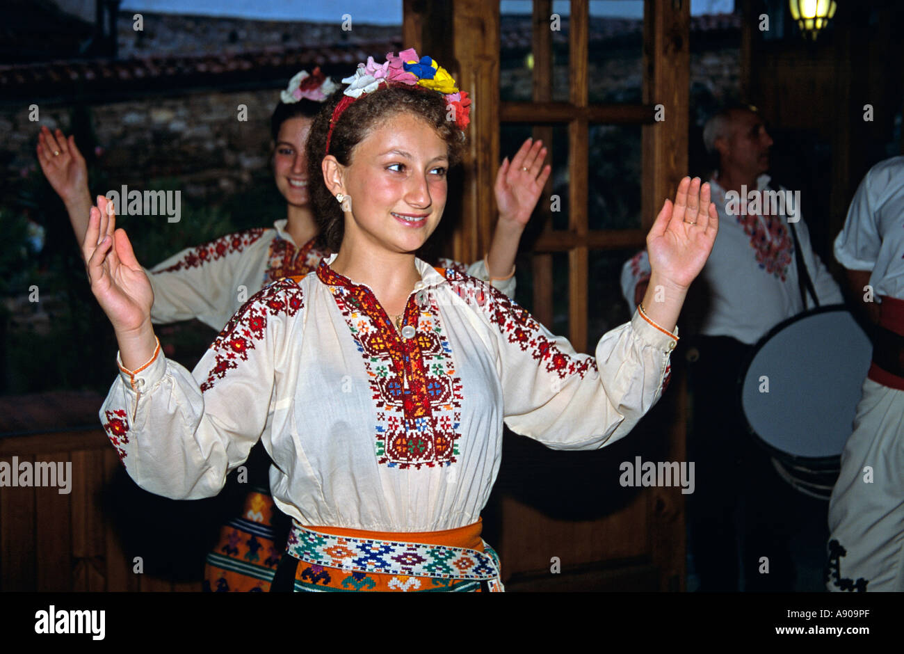 Ballerino femmina in costume nazionale di danza, Arbanassi, Bulgaria Foto Stock