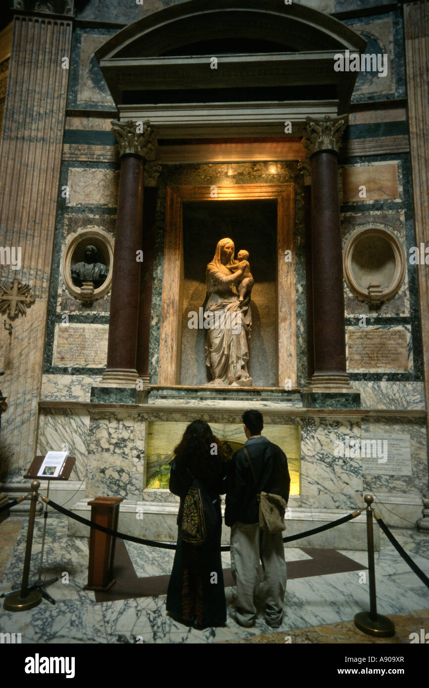 Roma Italia agli studenti di studiare la tomba di Raffaello, il cui corpo riposa al di sotto di una Madonna da Lorenzetto nel Pantheon Foto Stock