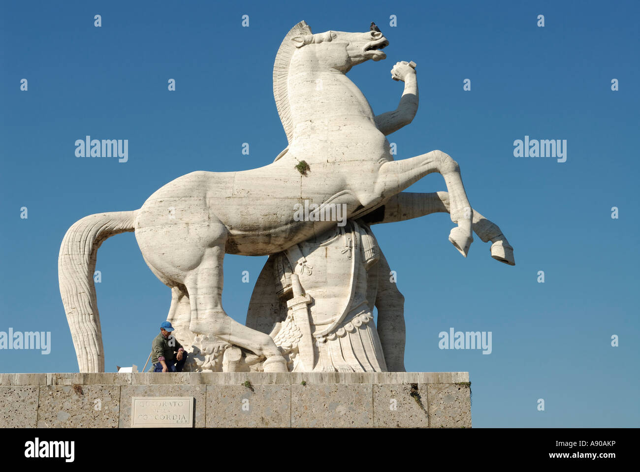 Roma EUR statua equestre al Palazzo della Civilta del Lavoro sul Quadrato della Concordia Foto Stock