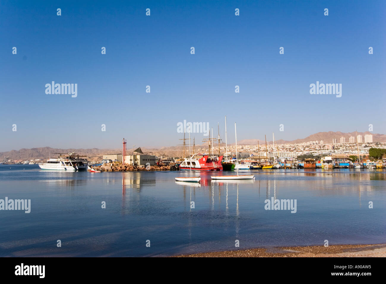 Barche e yacht sulla spiaggia di Eilat Foto Stock