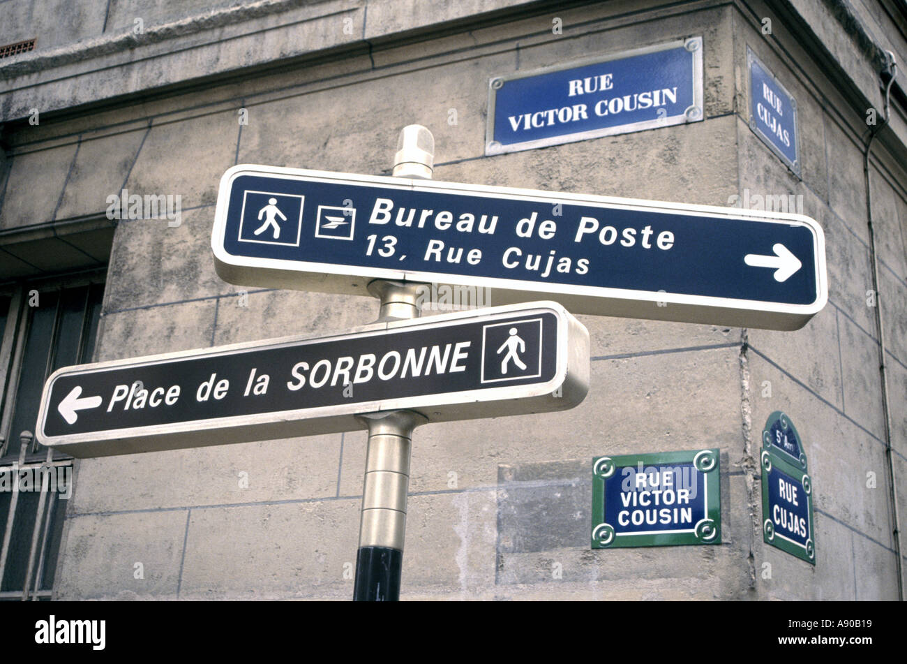 Parigi francesi assortite nome strada piastre e pedonale segni di direzione in stili contrastanti sia free standing e fissati alle pareti Francia Foto Stock