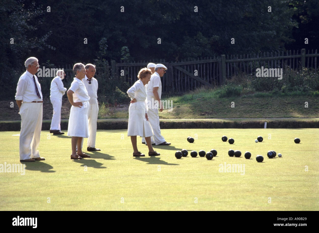 Bowling green con colleghe e colleghi in estate bocce match in Inghilterra Essex REGNO UNITO Foto Stock