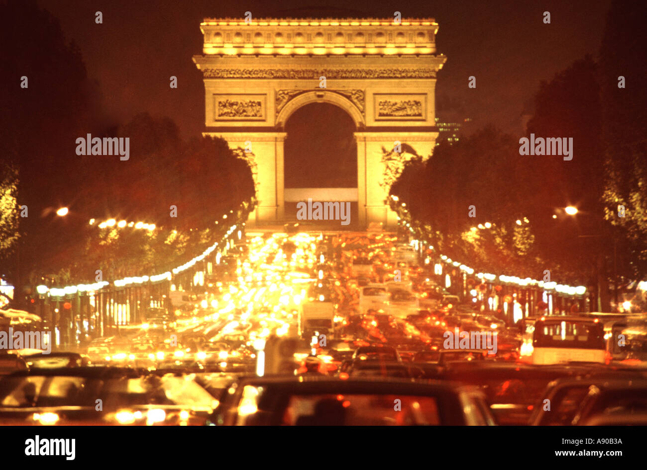 Paris Champs Elysees per la guida di notte i percorsi di traffico auto fari anteriori e luci posteriori Arco di Trionfo illuminata Francia Foto Stock