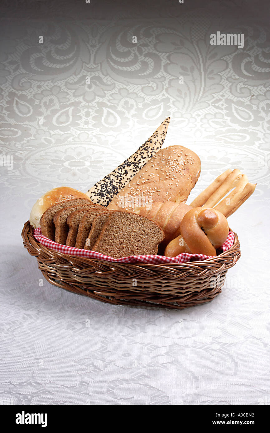 paniere di pane panca di grano integrale lavas pane francese bastoncini di pane croissant pranzo rotolo Foto Stock