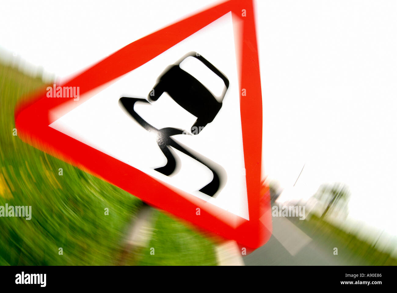 La sicurezza stradale cartello stradale strada sdrucciolevole crash car pneumatici attrito piano concetto vanno come previsto concetto screach skid slip buccia di banana oi Foto Stock