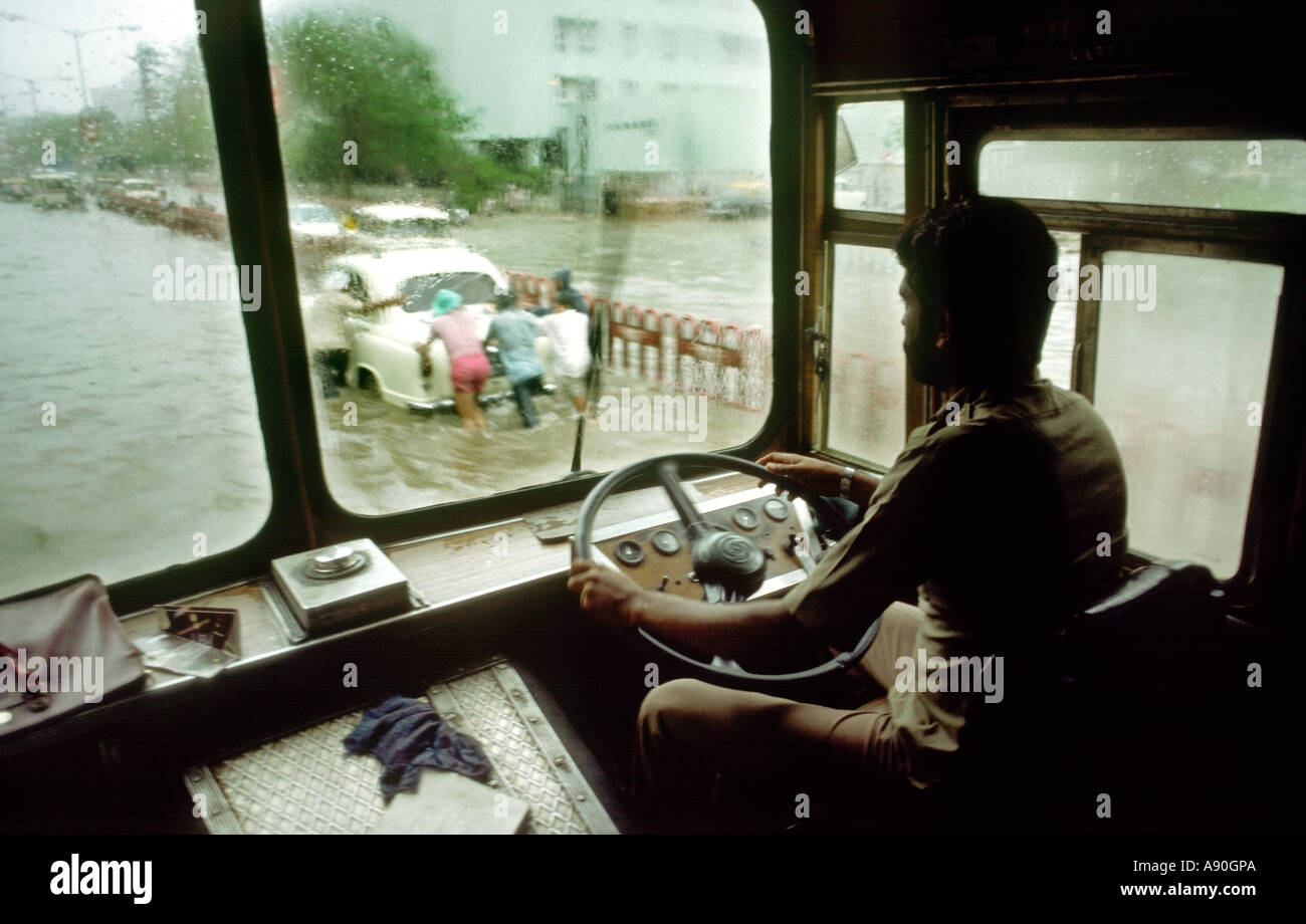 India Maharashtra Mumbai Bombay monsone spingendo allagato Taxi Foto Stock