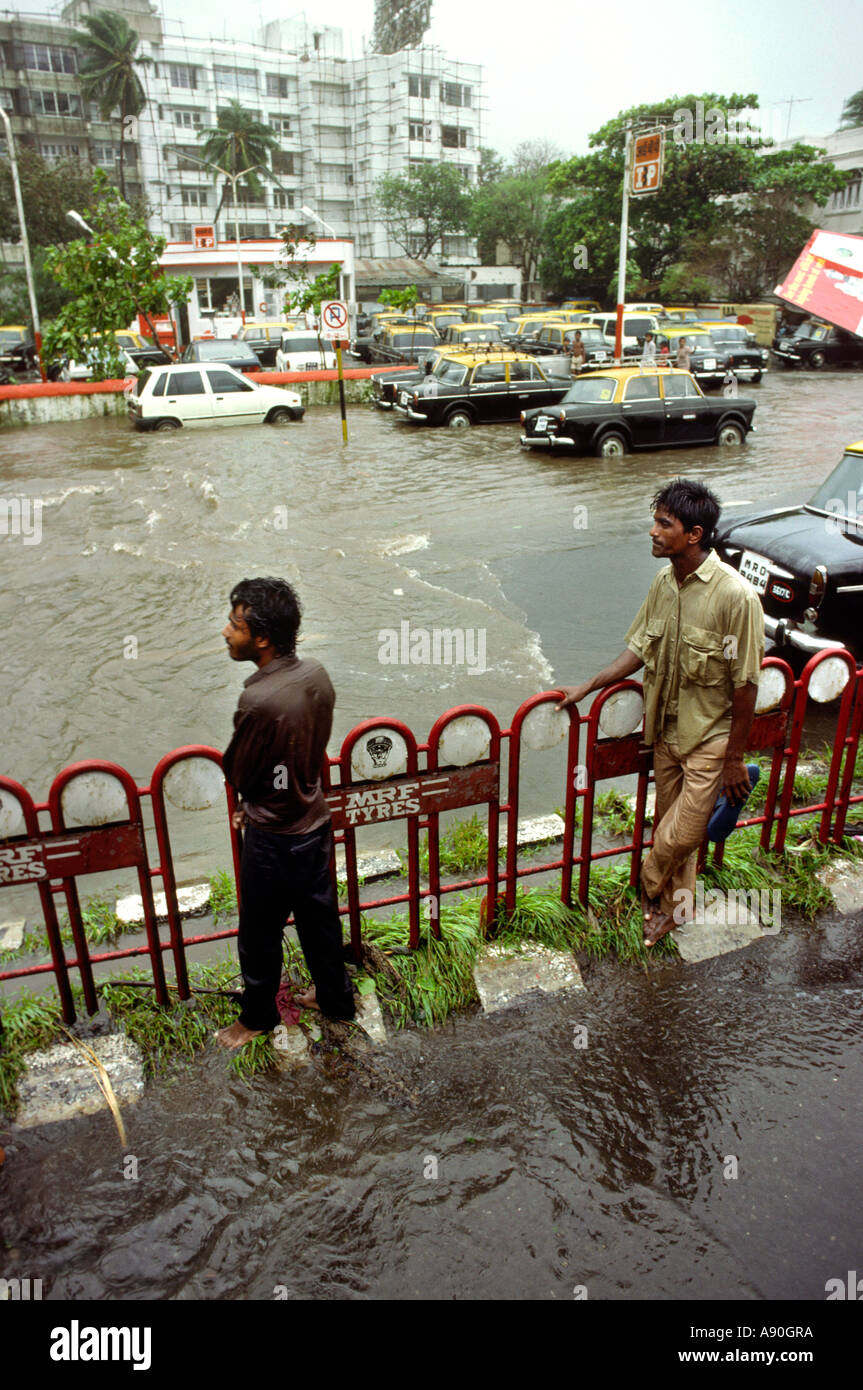 India Maharashtra Mumbai Bombay monsone bagnato la gente sulla strada allagata Foto Stock