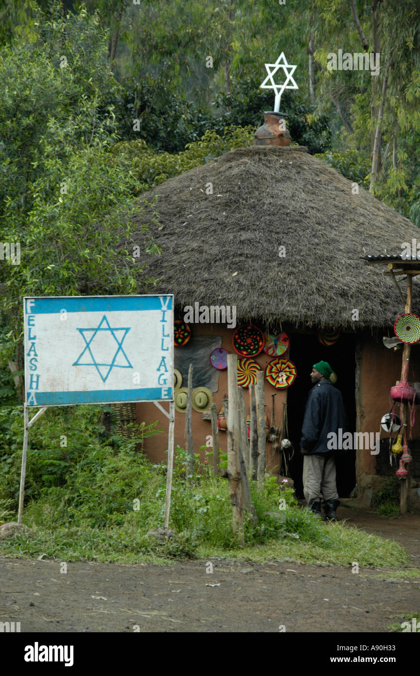 Casa degli ebrei etiopi con la stella di Davide e un negozio di souvenir in Falasha villaggio nei pressi di Gondar Etiopia Foto Stock Casa degli ebrei etiopi con la stella di Davide e un negozio di souvenir in Falasha villaggio nei pressi di Gondar Etiopia Foto Stock