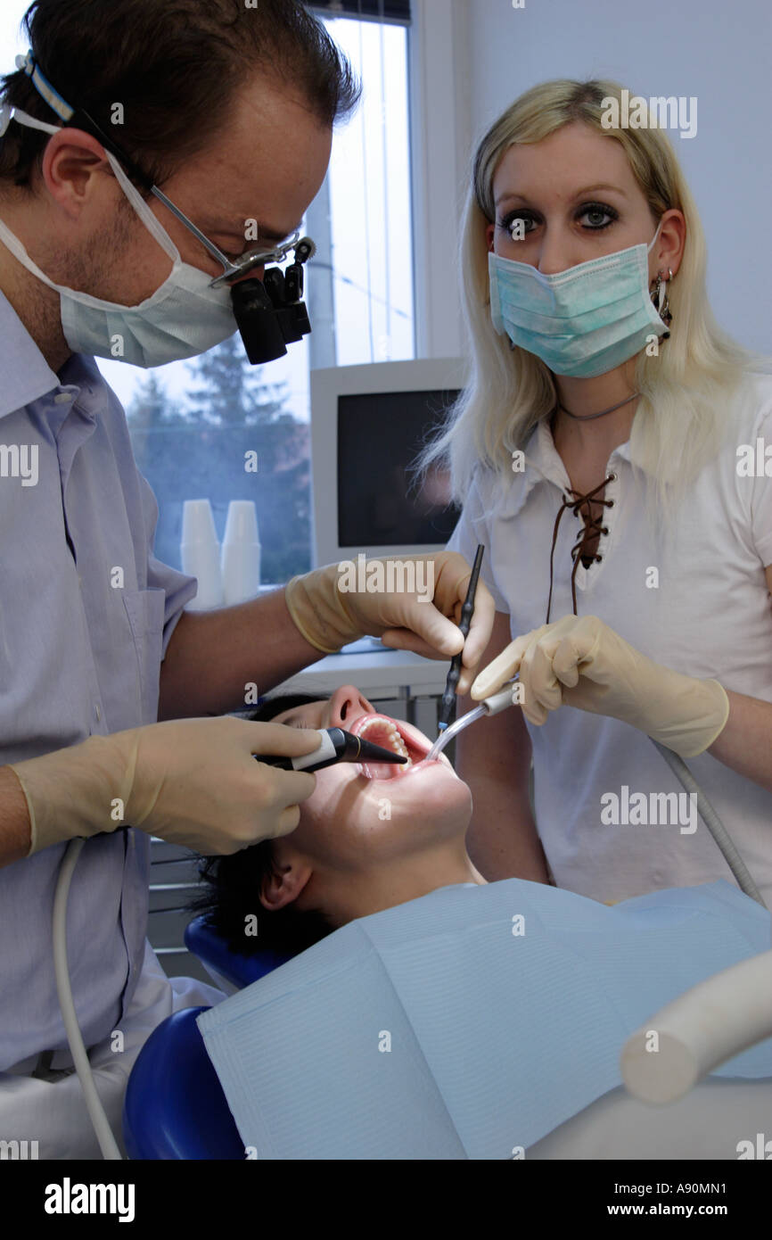 Il trattamento medico del dentista - Behandlung beim Zahnarzt Foto Stock