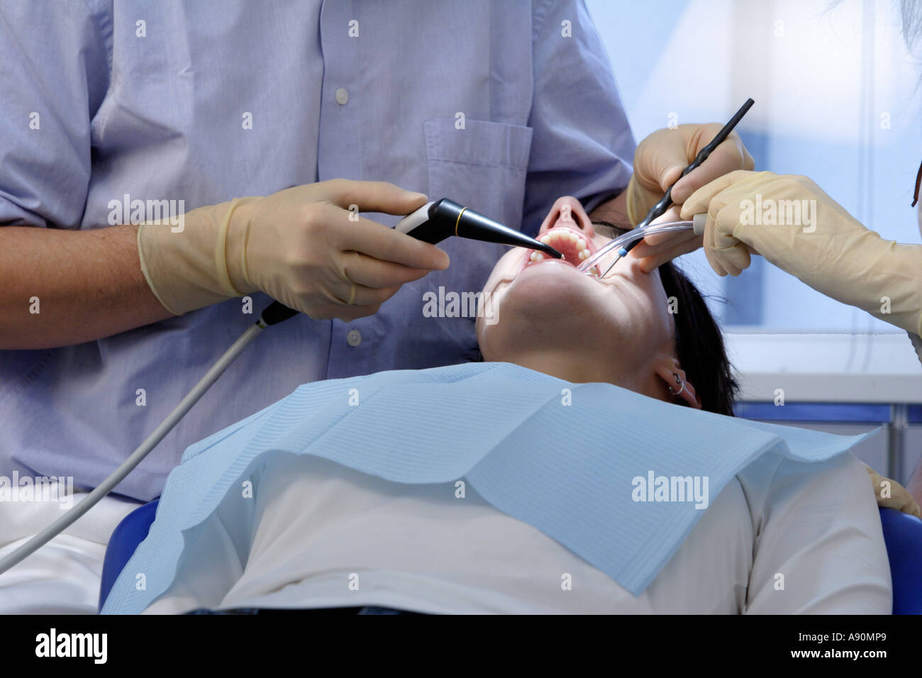 Il trattamento medico del dentista - Behandlung beim Zahnarzt Foto Stock