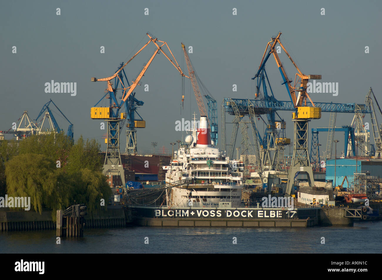 Nave di crociera giacente in corrispondenza di un dock di Blohm Voss e al porto di Amburgo Germania Foto Stock