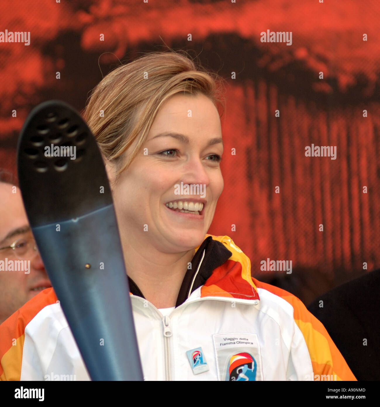 Attrice italiana Stefania Rocca portando la torcia durante i XX giochi olimpici invernali di relè, Torino, febbraio 2006 Foto Stock