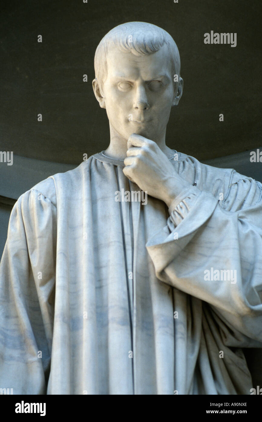 Firenze Italia Statua di Niccolò Macchiavelli nel loggiato degli Uffizi Foto Stock