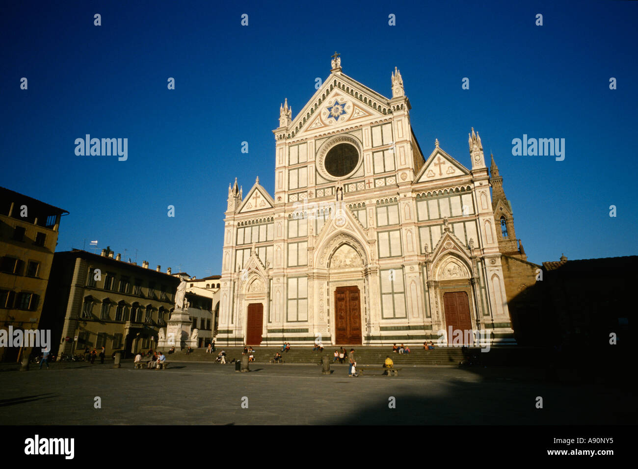 Firenze Italia il marmo bianco che la facciata della chiesa di Santa Croce sulla piazza dallo stesso nome Foto Stock