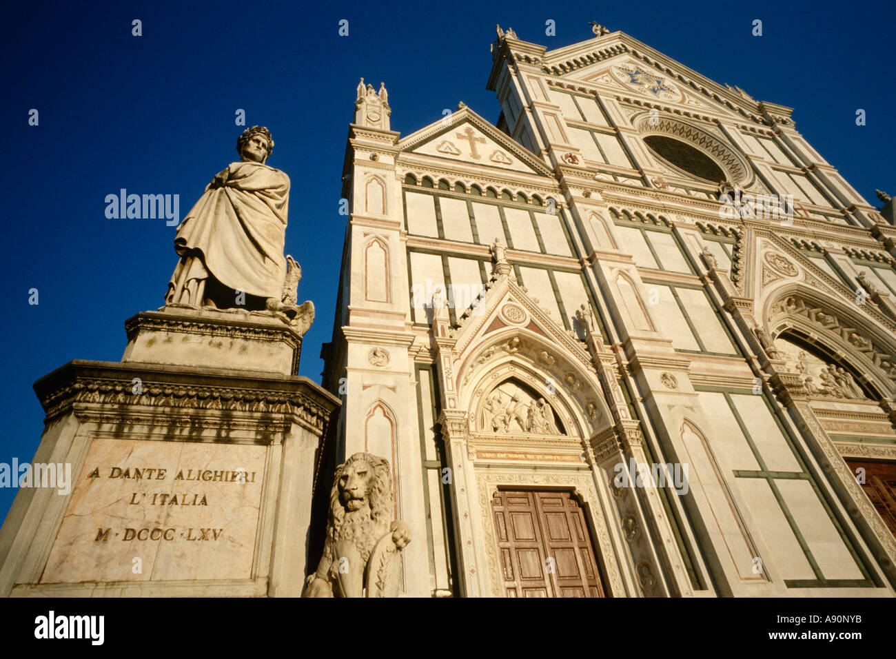 Firenze Italia statua di Dante Alighieri e il marmo bianco che la facciata della chiesa di Santa Croce Foto Stock