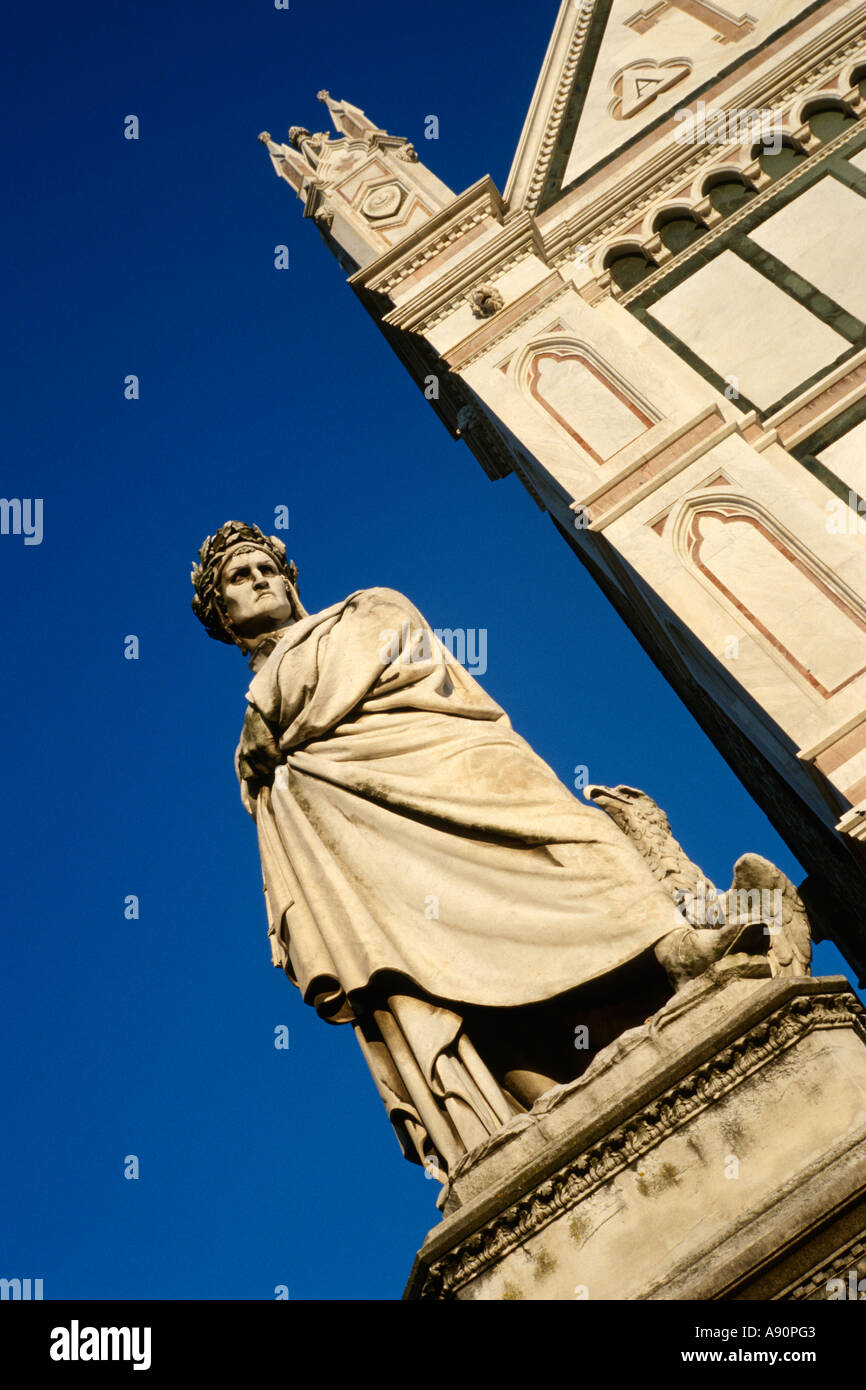Firenze Italia statua di Dante Alighieri il marmo bianco che la facciata della chiesa di Santa Croce Foto Stock