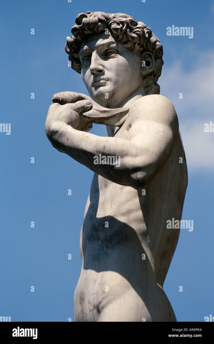 Firenze Italia una copia di Michelangelo s statua del David sorge al di fuori del Palazzo Vecchio in Piazza della Signoria Foto Stock