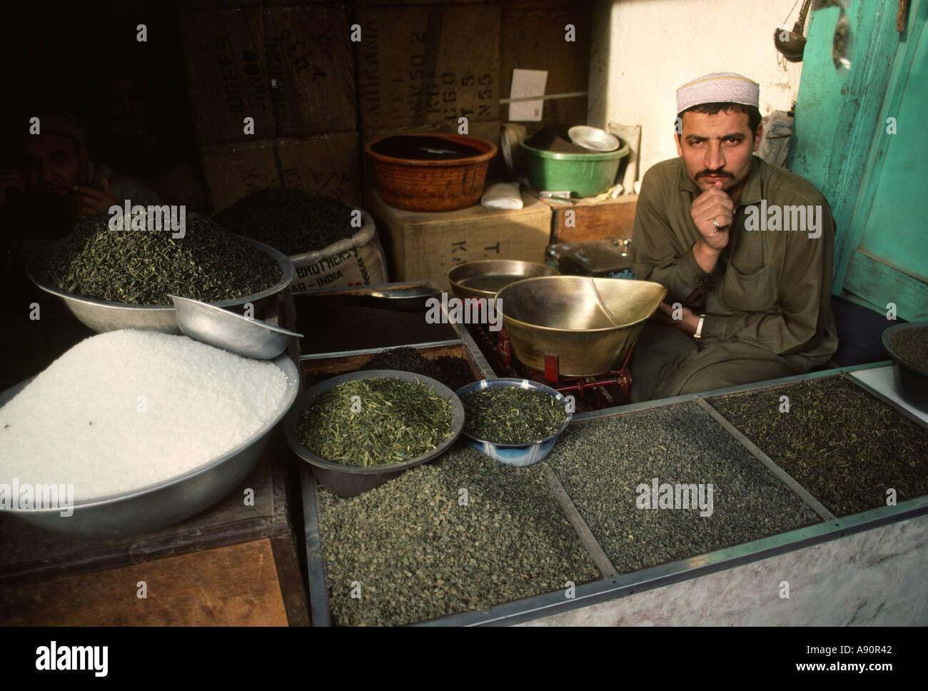 Il Pakistan NWFP Peshawar Qissa Khawani Bazaar uomo Vendita di tè Foto Stock
