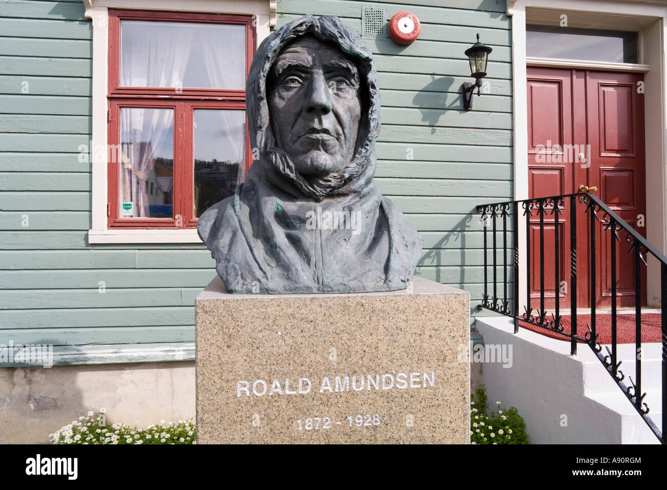 Statua di Roald Amundsen dal porto di Tromso Norvegia Foto Stock