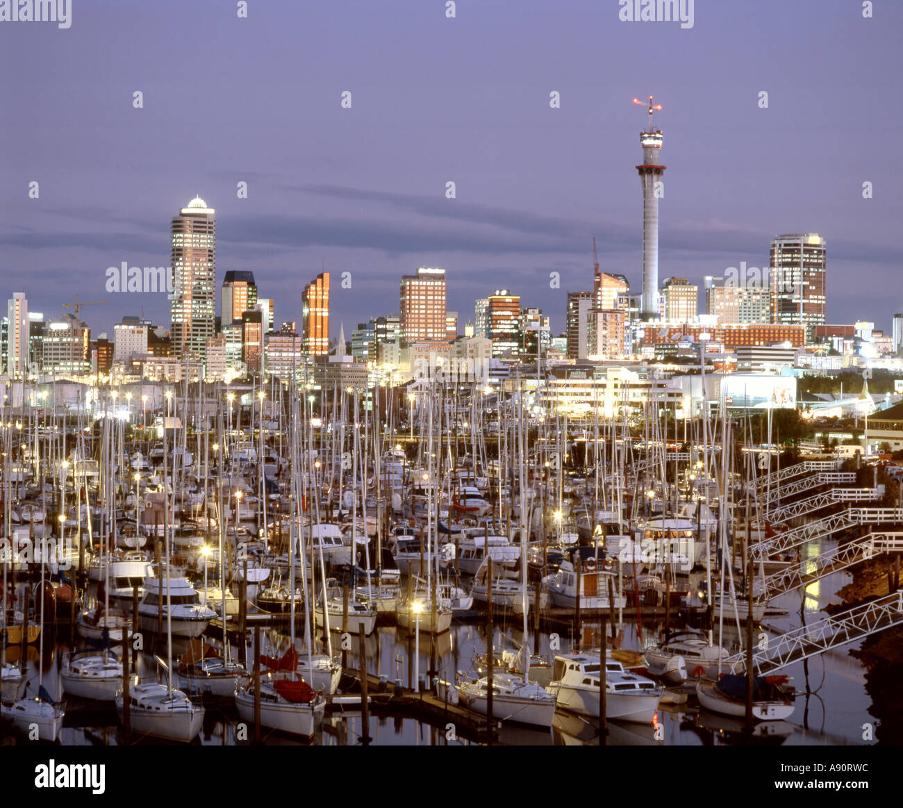 Nuova Zelanda Auckland harbour skyline al crepuscolo Foto Stock