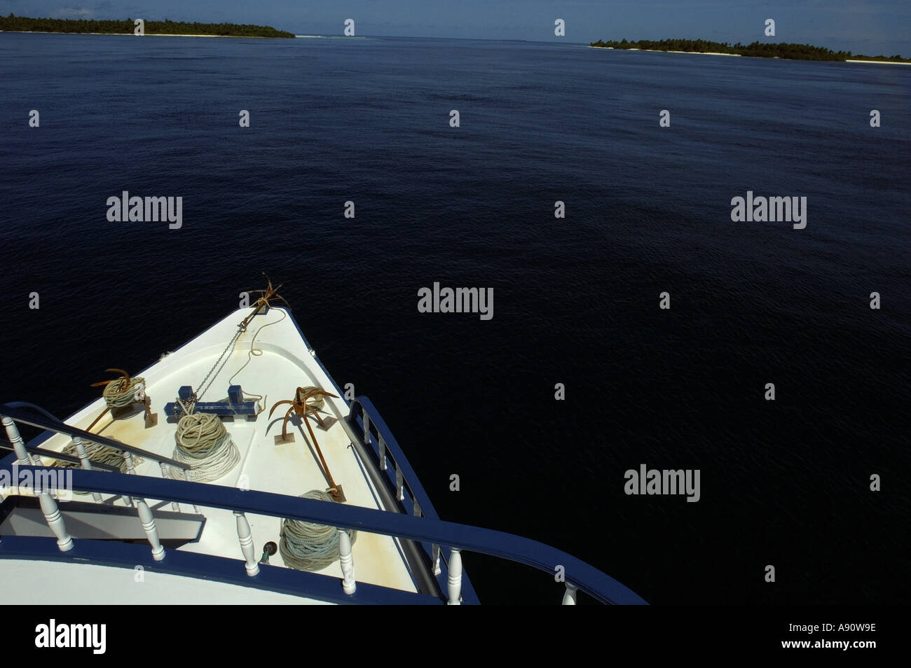 Maldive prua di una crociera sub navigazione in barca nel mezzo di un atollo Foto Stock