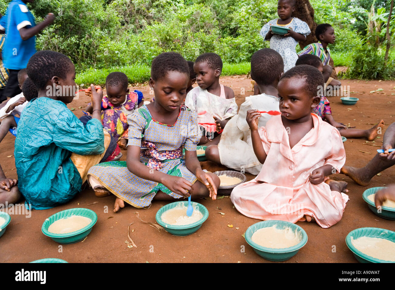 I bambini mangiano phala (polenta) come parte del progetto di Giuseppe programma alimentare nel villaggio di Kendekeza Africa Malawi Foto Stock