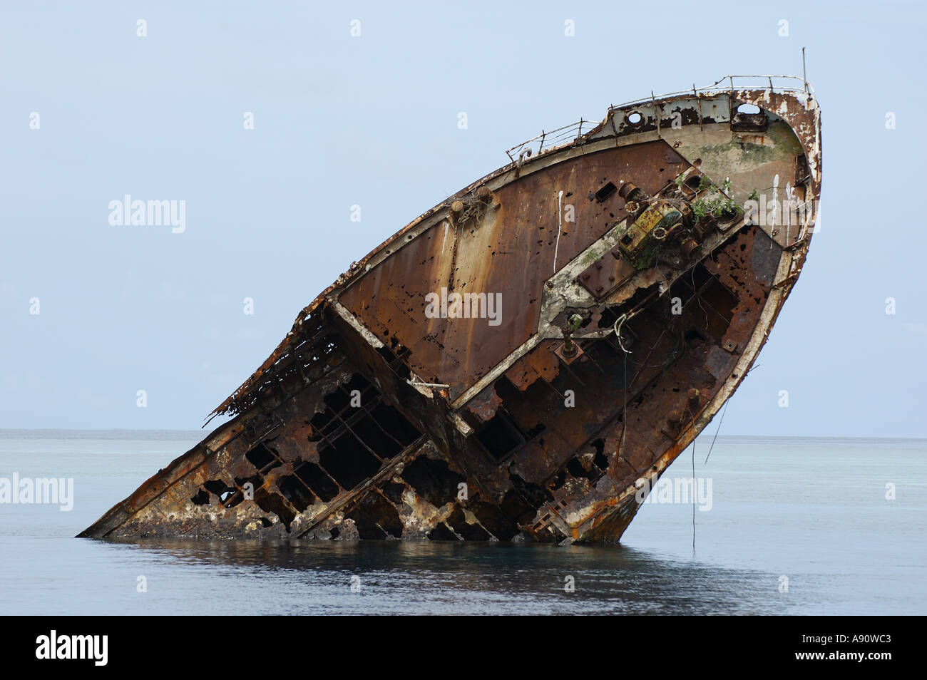 Prua di un naufragio nell'oceano Foto Stock