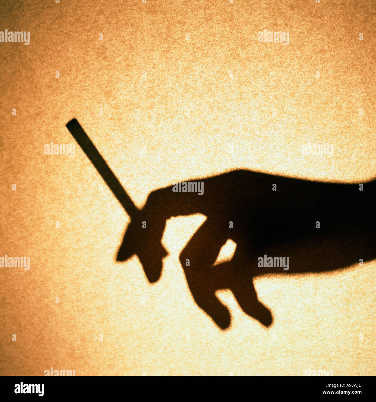 Silhouette di una mano azienda sigaretta Foto Stock
