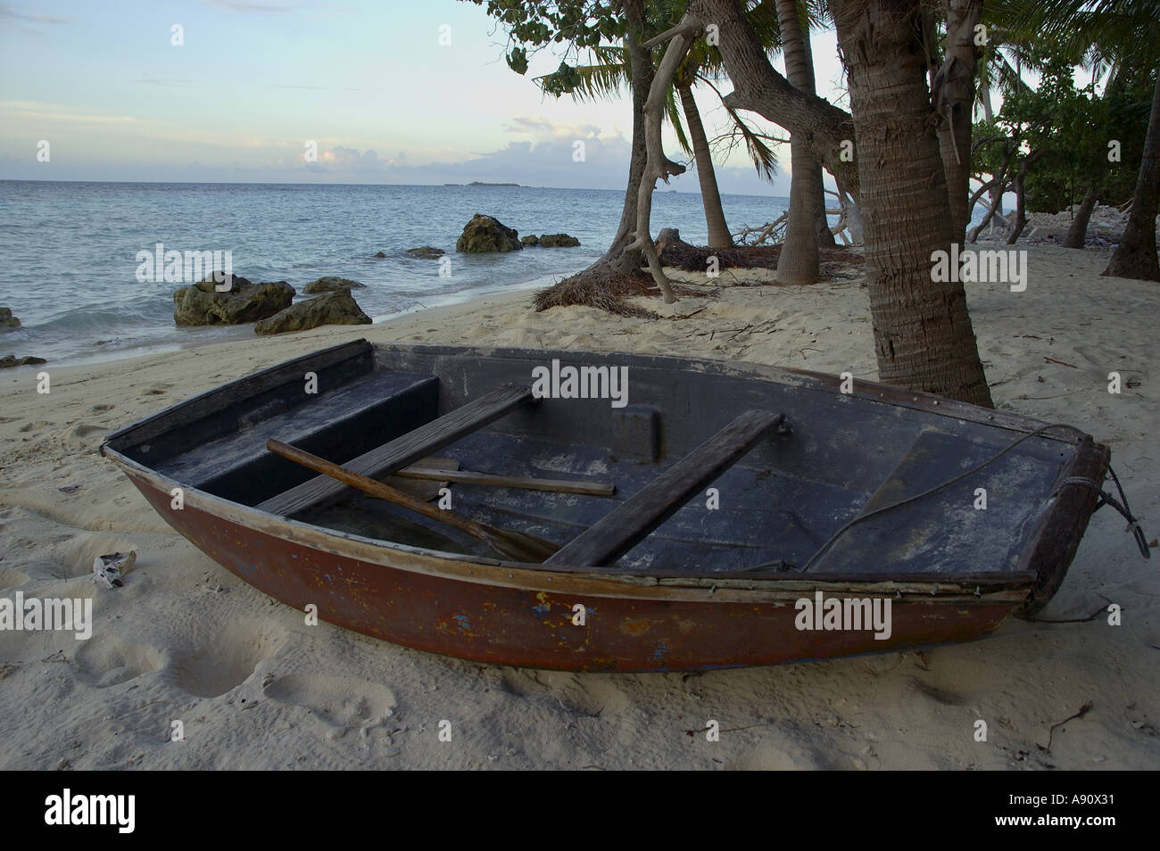 Isole Maldive semplici di legno canotto sulla spiaggia Foto Stock