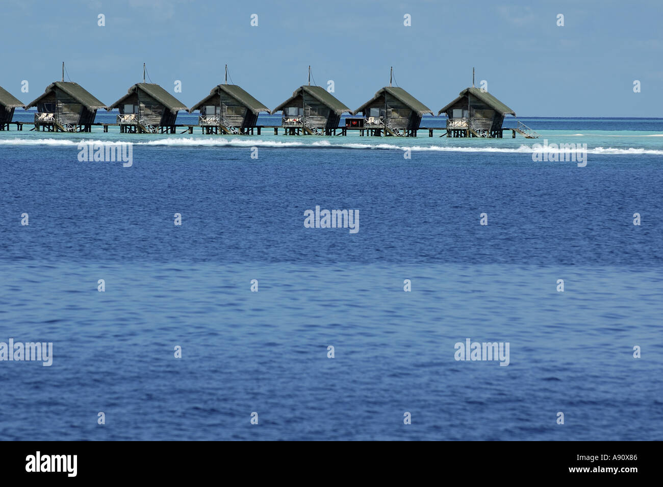 Resort bungalows su mare, Maldive. Foto Stock