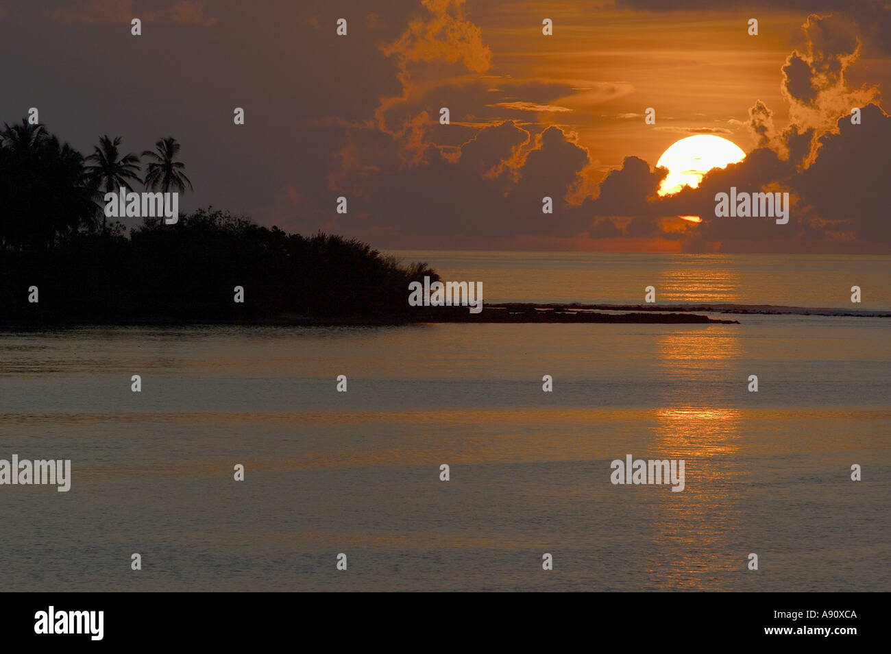 Maldive alba con sole e cielo rosso Foto Stock