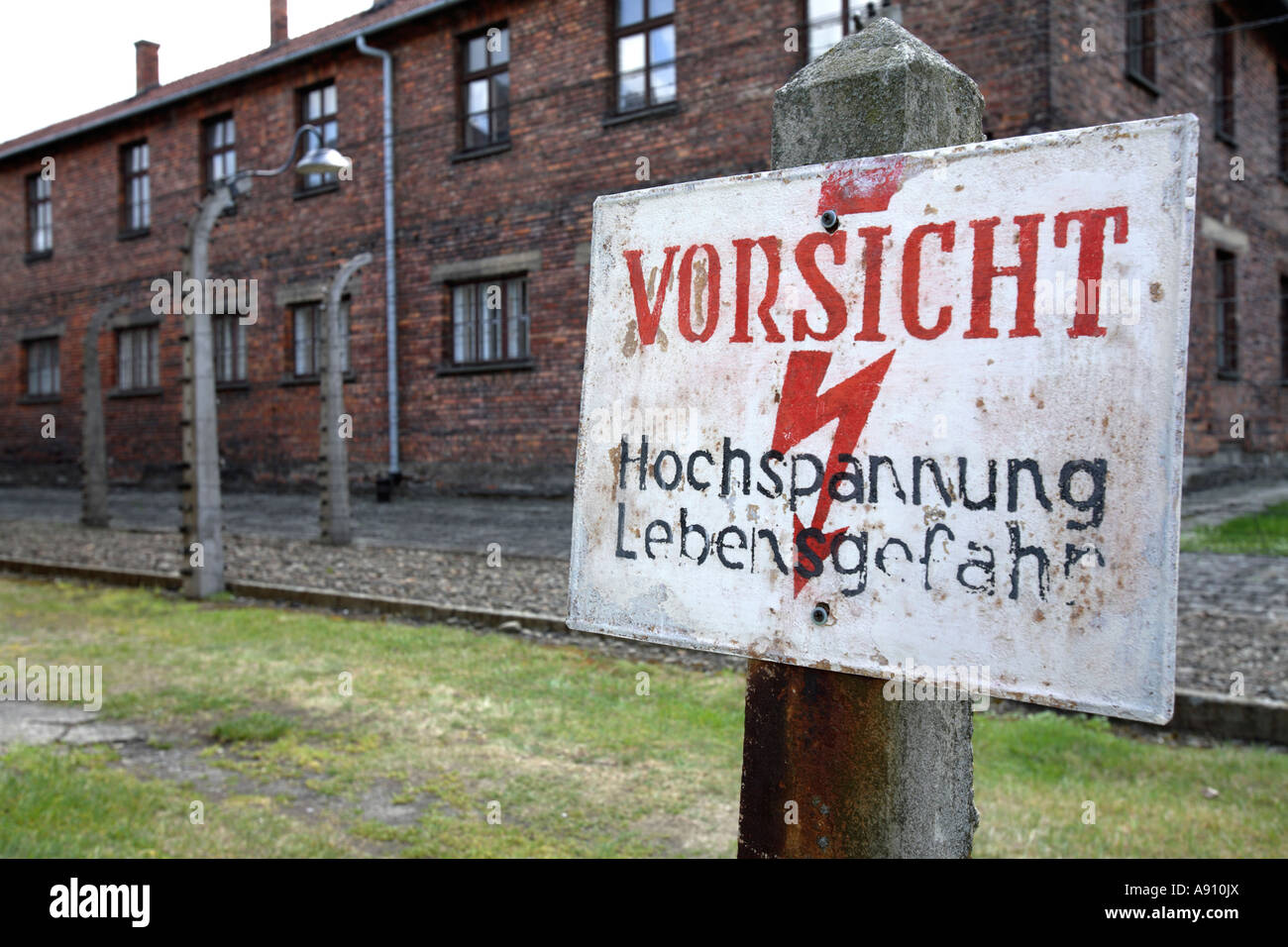 Vorsicht segno di avvertimento in Auschwitz campo di concentramento nazista, Polonia Foto Stock