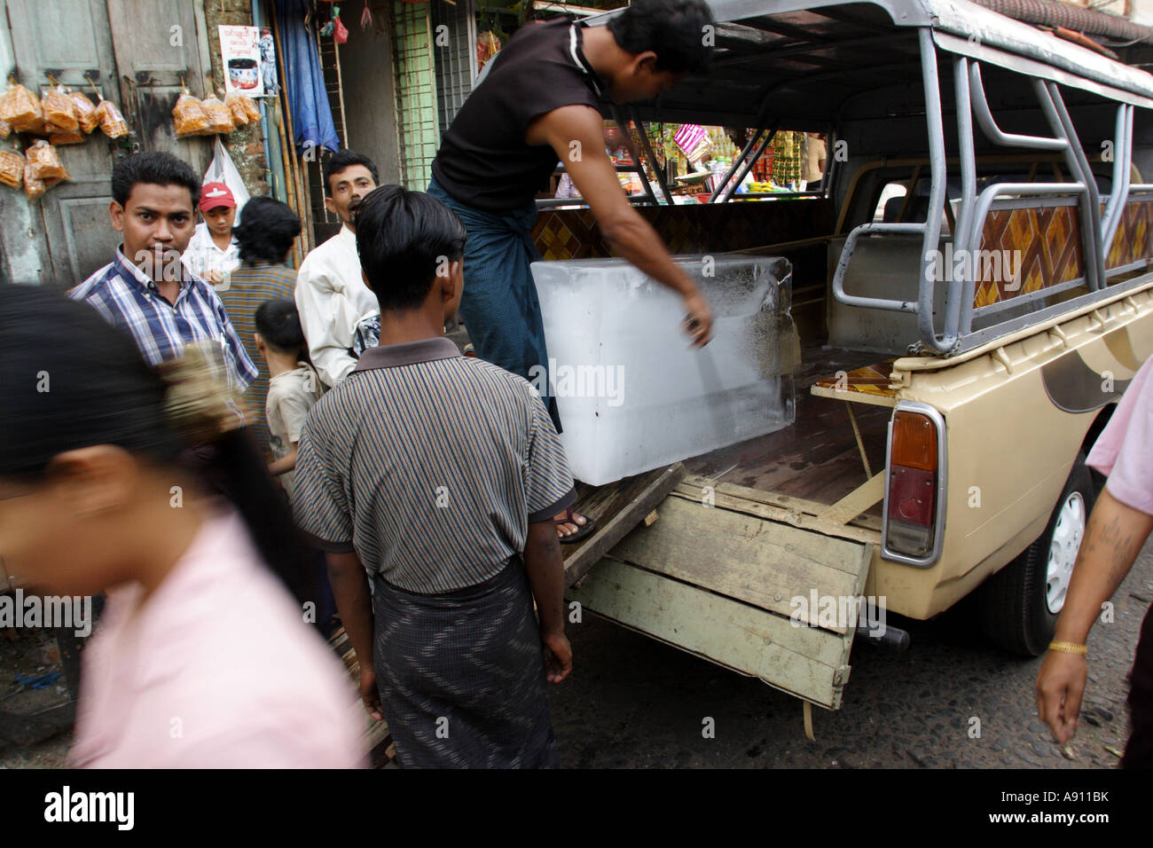 Asia, Myanmar, Yangon, blocchi di ghiaccio che viene erogata Foto Stock