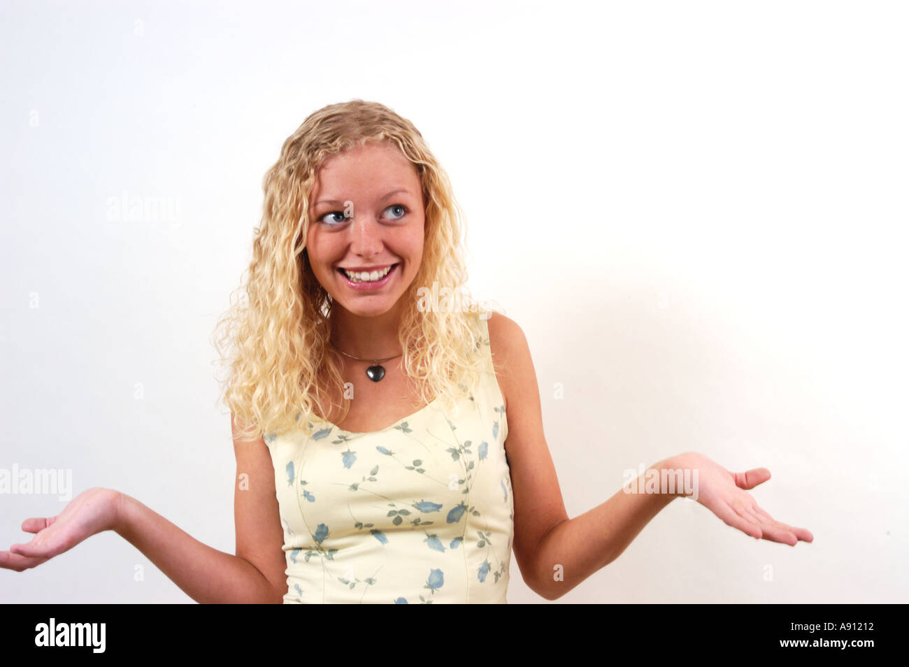 Giovane donna con braccia per i lati Foto Stock
