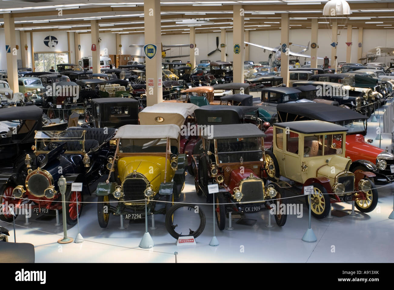 Grande collezione vintage automobili verso sud Motor Museum Paragaraumu Isola del nord della Nuova Zelanda Foto Stock