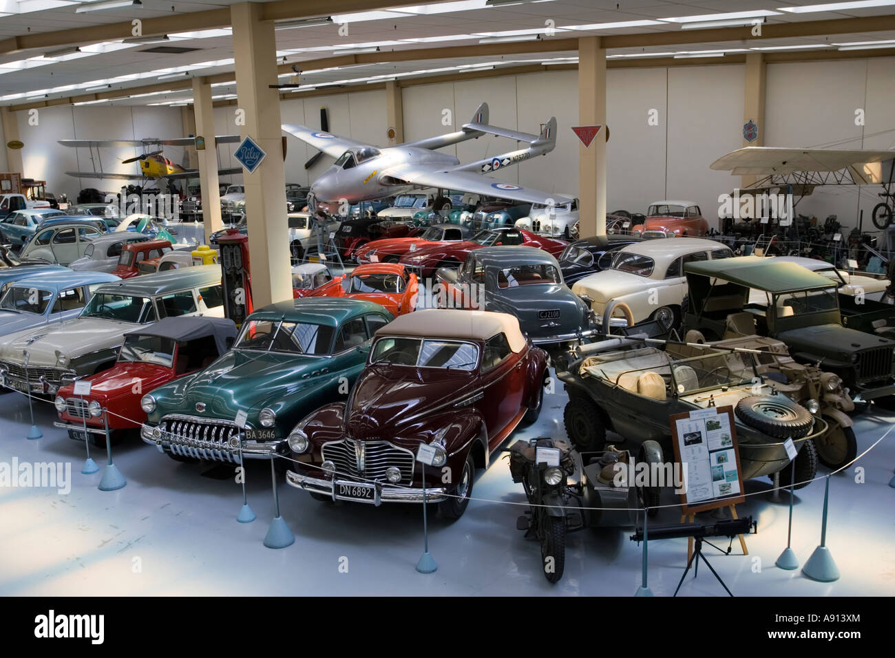 Grande collezione vintage automobili verso sud Motor Museum Paragaraumu Isola del nord della Nuova Zelanda Foto Stock