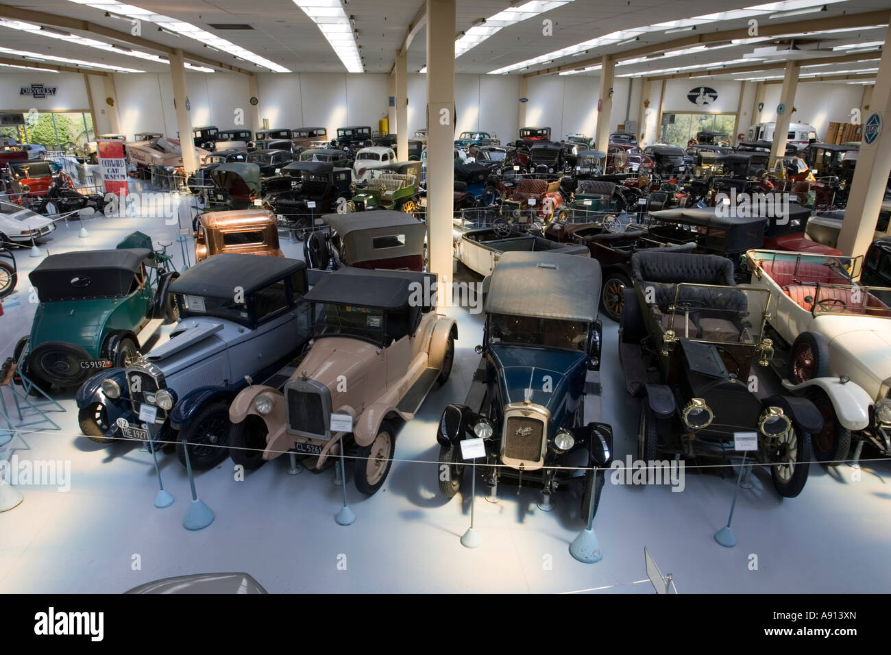 Grande collezione vintage automobili verso sud Motor Museum Paragaraumu Isola del nord della Nuova Zelanda Foto Stock