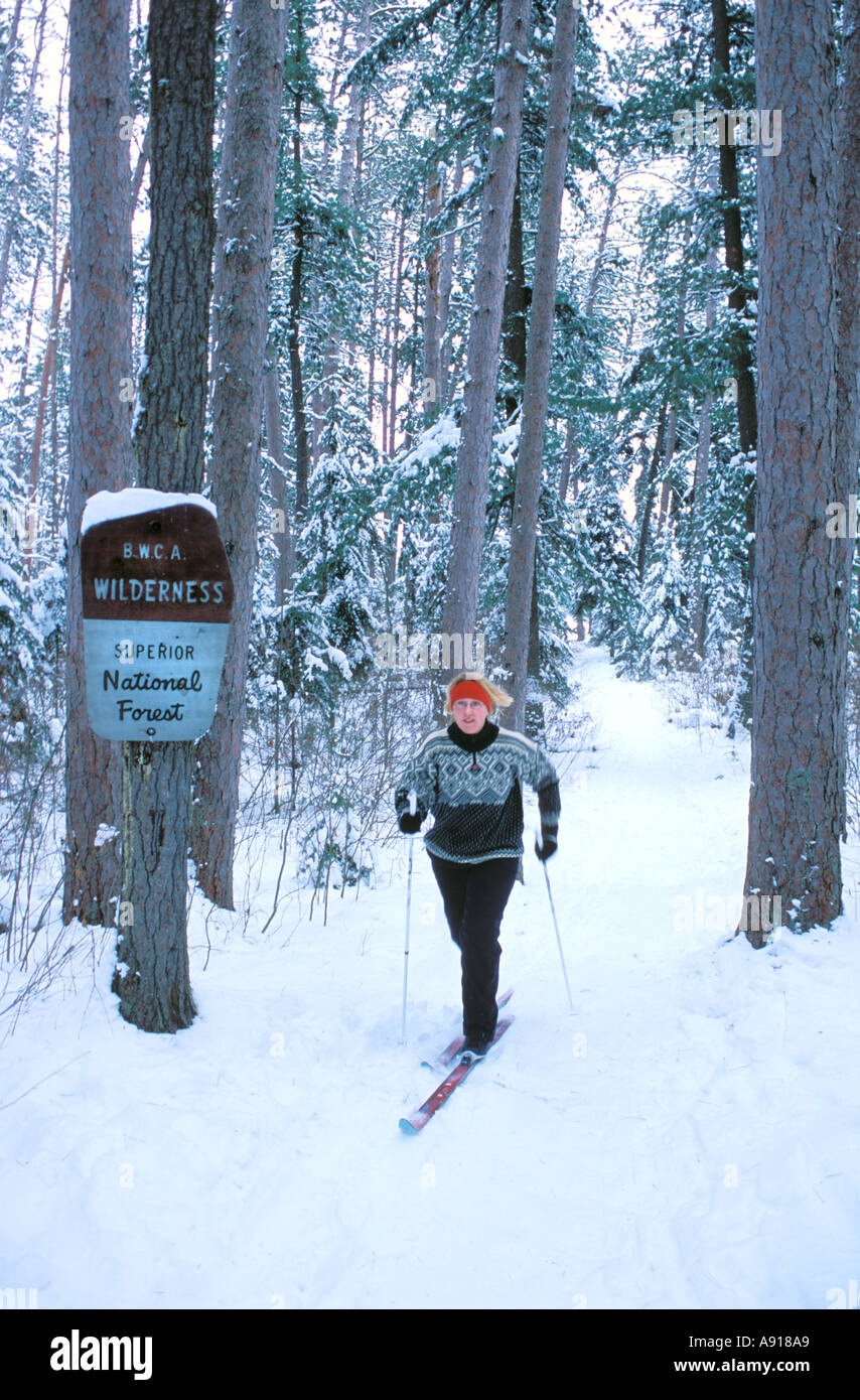 Cross Country sciatore su un sentiero in acque di confine canoa Area Wilderness Minnesota Foto Stock