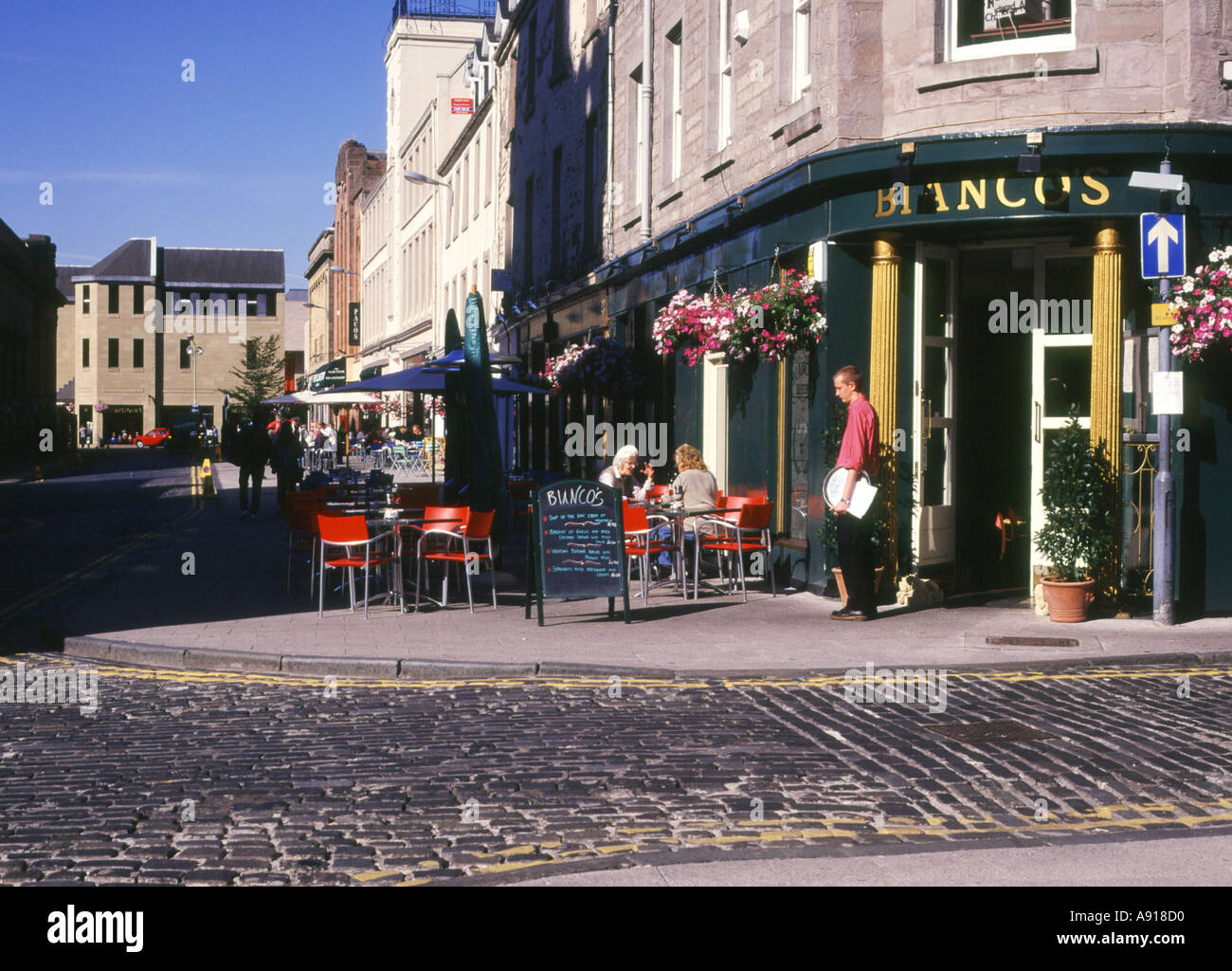 dh Town PERTH PERTHSHIRE cameriere che serve i clienti all'aperto marciapiede strada caffè gente città scozia regno unito Foto Stock