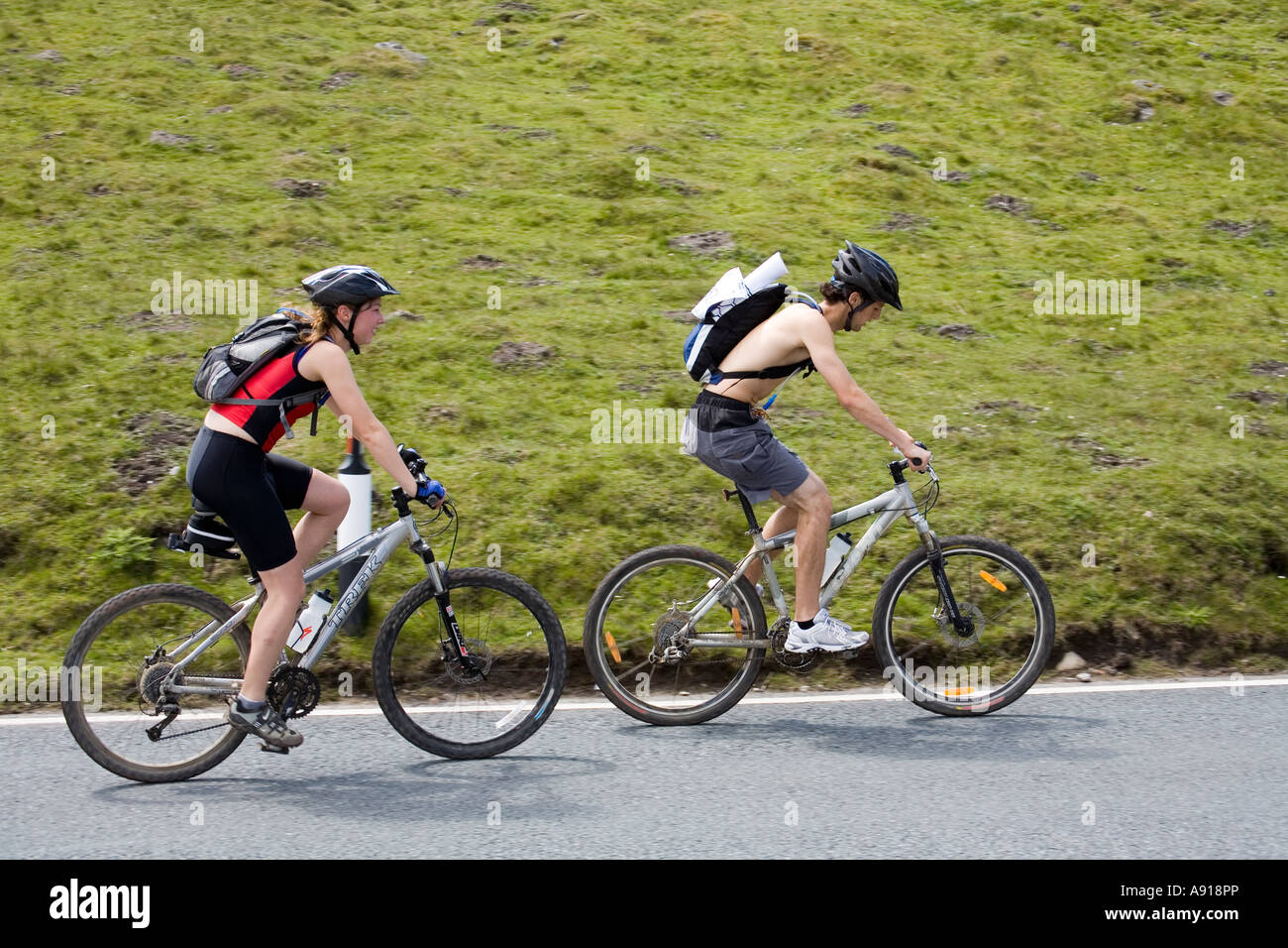 Due persone sul ciclismo stadio della squadra di avventura concorrenza Parco Nazionale di Brecon Beacons Wales UK Foto Stock