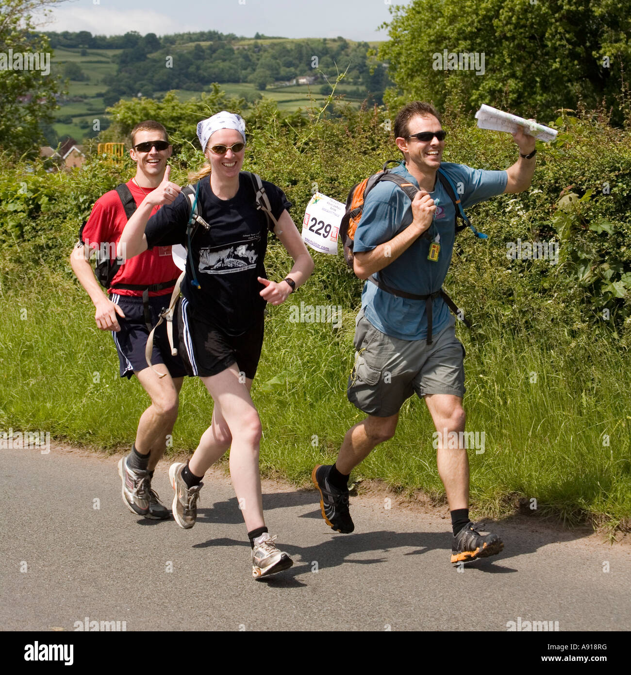 I corridori approssimarsi al fine di avventura team race Parco Nazionale di Brecon Beacons Wales UK Foto Stock
